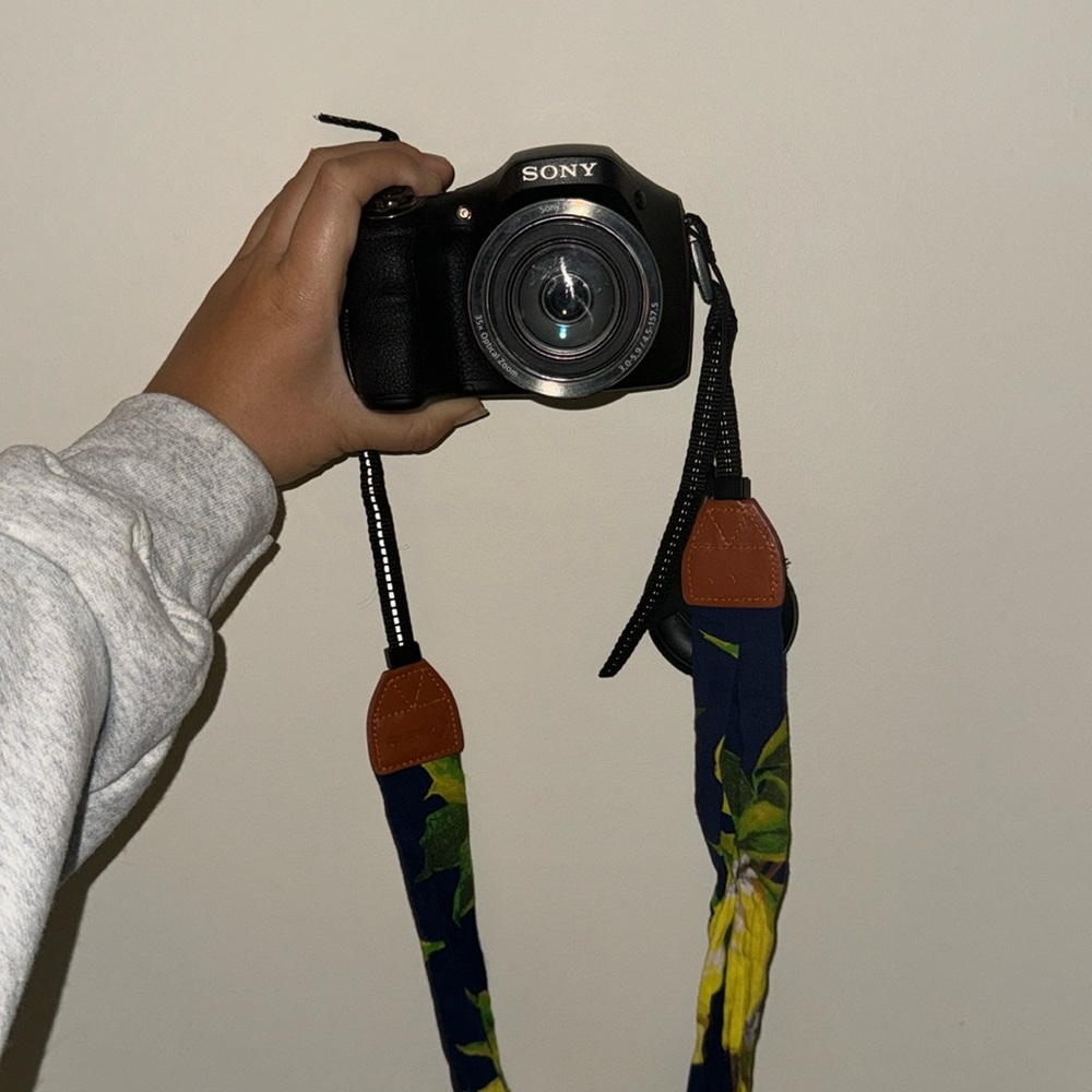 Sony Camera Cyber Shot 20.1 Mega Pixels 35x optical zoom